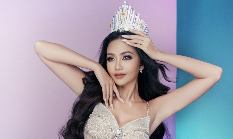 Hoa hậu Ngọc Châu chụp ảnh kỷ niệm một năm đăng quang Hoa hậu Hoàn vũ Việt Nam
