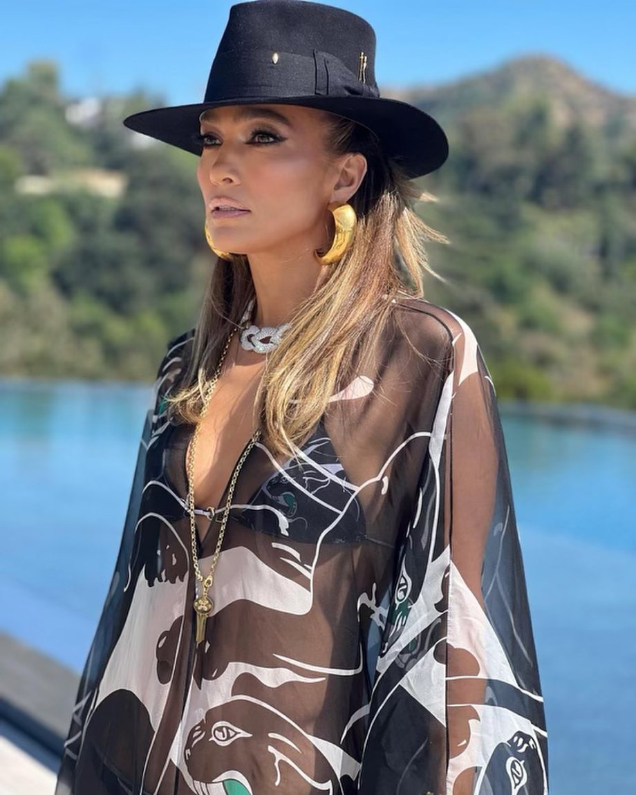 Sắc vóc Jennifer Lopez ở tuổi 54