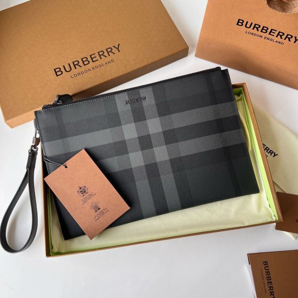 z5186960154488 7a5ecf18587ca451f5a1f1297a957d72 Clutch Burberry