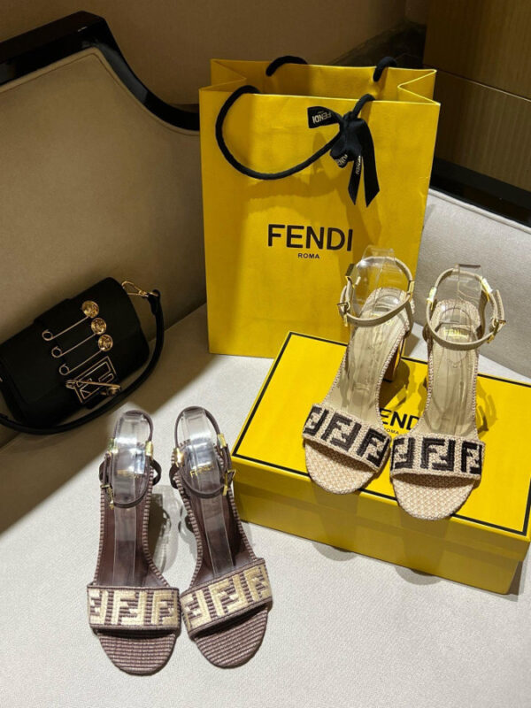 Sandal Mũi Tròn Fendi Delfina