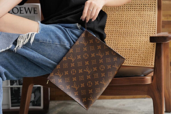 Ví Clutch LV Toiletry Pouch