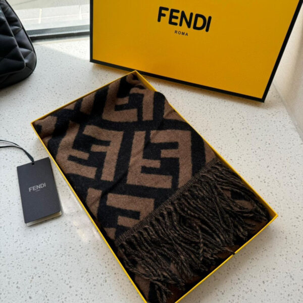 Khăn Fendi